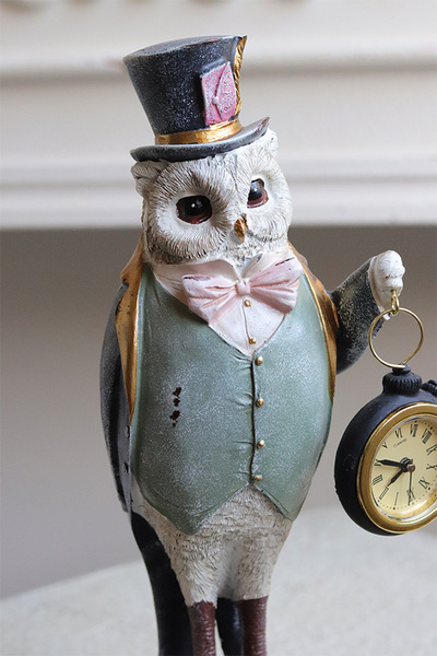 Alicja w Krainie Czarów, figurka sowa z zegarkiem