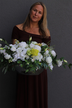 White Palena Magdalena, kompozycja nagrobna w srebrnej łódce, wym.44x82cm