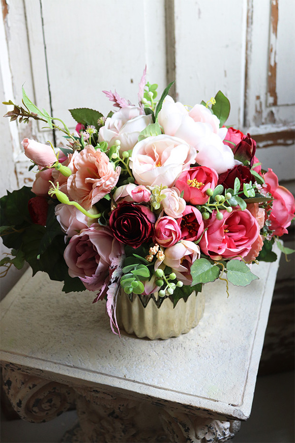 Barbara, kompozycja kwiatowa w złotej misie, wym.32x38cm 