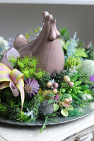 Kura na Grzędzie, wielkanocny stroik na srebrnej tacy	