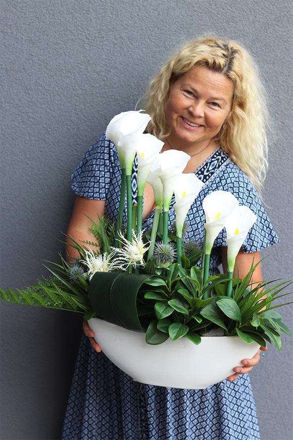 Białe Kalle Laos 2, bogata kompozycja donicy łódce