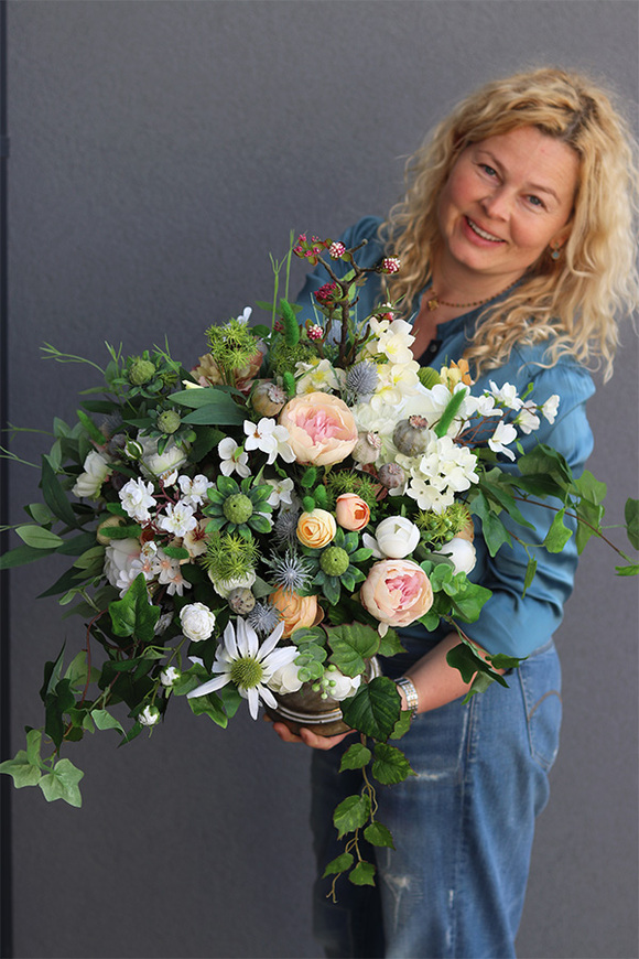 Esmeralda Baronessa, bogata kompozycja kwiatowa w pucharze, wym.60x76cm 