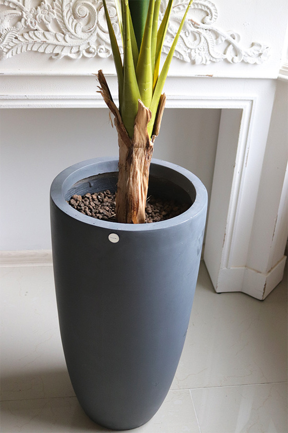 Bananowiec Concrete, sztuczna roślina w donicy