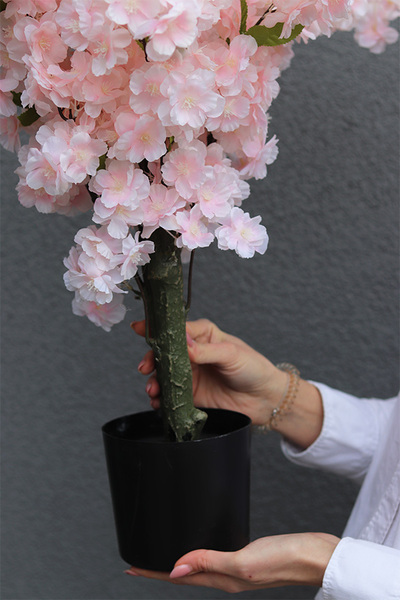 Kwitnąca Wiśnia, sztuczna roślina w doniczce