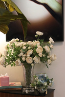 La Guel Blue, dekoracja kwiatowa w srebrnym naczyniu