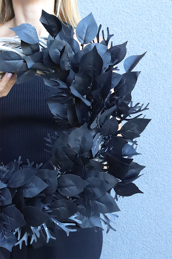 Black Tiger, asymetryczny wianek z czarnych roślin, śr.48cm 