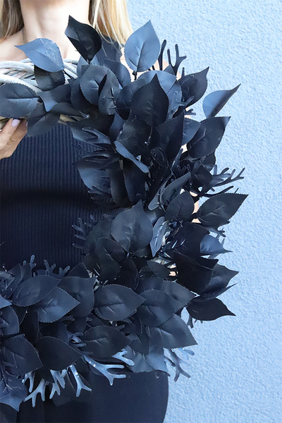 Black Tiger, asymetryczny wianek z czarnych roślin, śr.48cm 