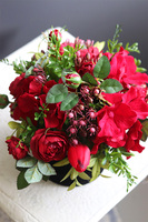 Dzień Kobiet, elegancki flowerbox z czerwonymi kwiatami