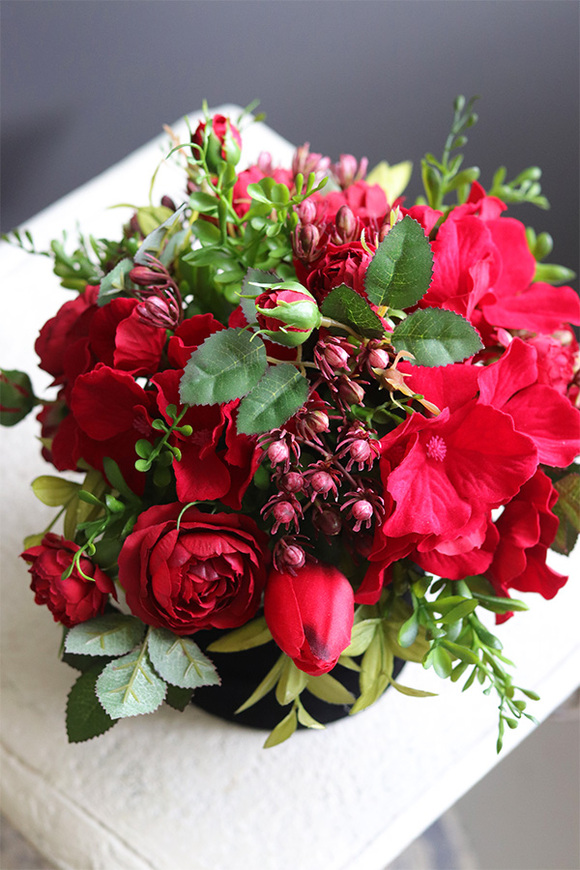 Dzień Kobiet, elegancki flowerbox z czerwonymi kwiatami