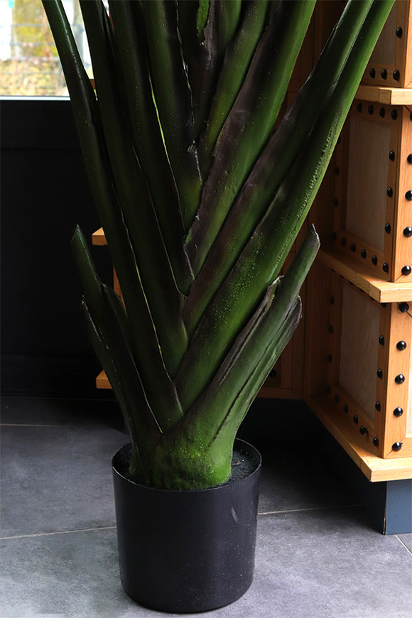 Bananowiec, sztuczne drzewko w osłonce donicy