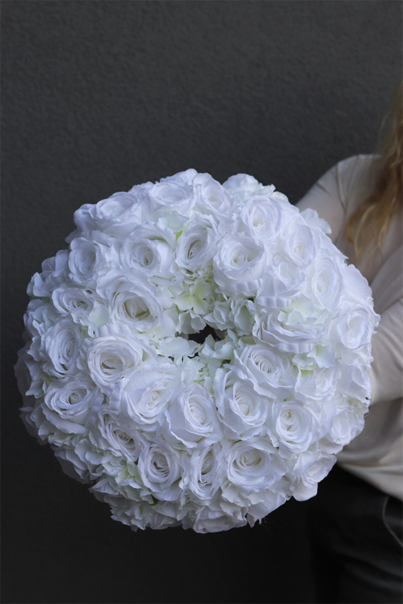 Rosariana White 2, dekoracyjny wianek z białych róż i hortensji