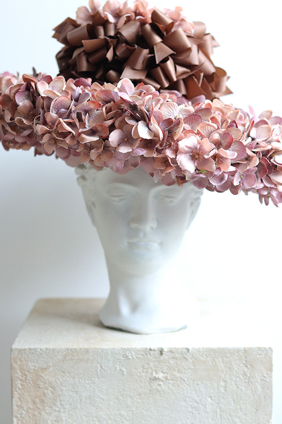 Dama w Kapeluszu, kompozycja kwiatowa, wym.40x42cm