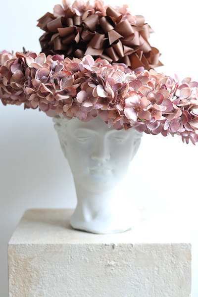 Dama w Kapeluszu, kompozycja kwiatowa, wym.40x42cm