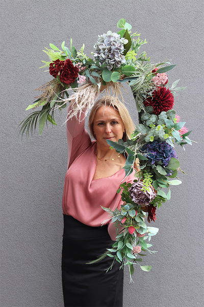 Betrana, dekoracyjna girlanda kwiatowa