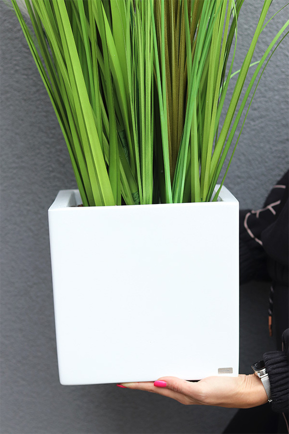 Fiberglass Jessica Felina, sztuczna trawa z kłosami w kwadratowej donicy