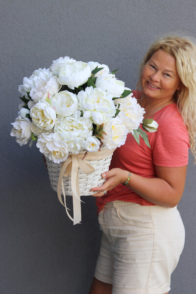 Romance Peonies, kosz z peoniami