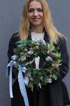 OD RĘKI Snowy Christmas, ponadczasowy świąteczny wianek, śr.28cm