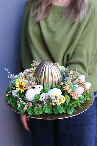 Palladito, stroik wielkanocny na talerzu z jajem