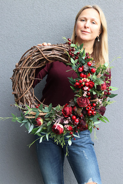 Bordonna 2, asymetryczny wianek z czerwonym kwiatami, rozp.56cm 