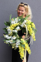 Złotokłos, asymetryczny wianek z żółtą wisterią i bzem