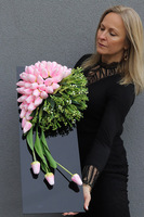 Tulippo New Design Pink, dekoracja nagrobna na czarnej podstawie