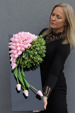 OD RĘKI Tulippo New Design Pink, dekoracja nagrobna na czarnej podstawie, wym.70x25cm