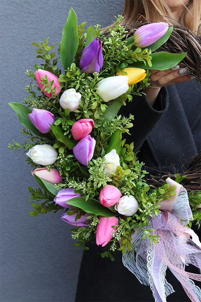 Tulipanowa Alejka 2, wiosenny wianek z tulipanami, rozp.40cm