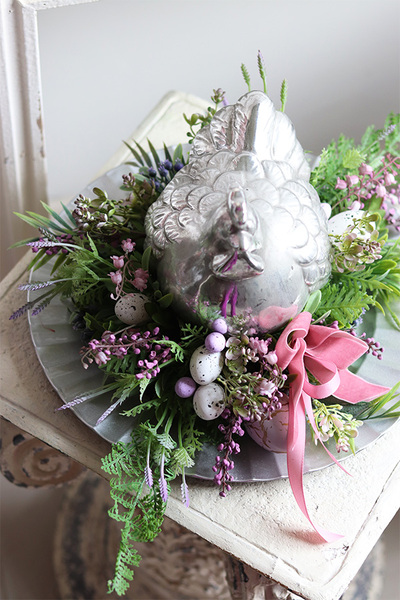 Srebrna Kura na Grzędzie, wielkanocny stroik na tacy