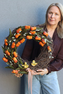 OD RĘKI Cynamonovo, wiosenny wianek z tulipanami, śr.47cm  