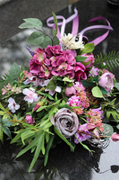 Ledata, bukiet nagrobny z fioletowych kwiatów