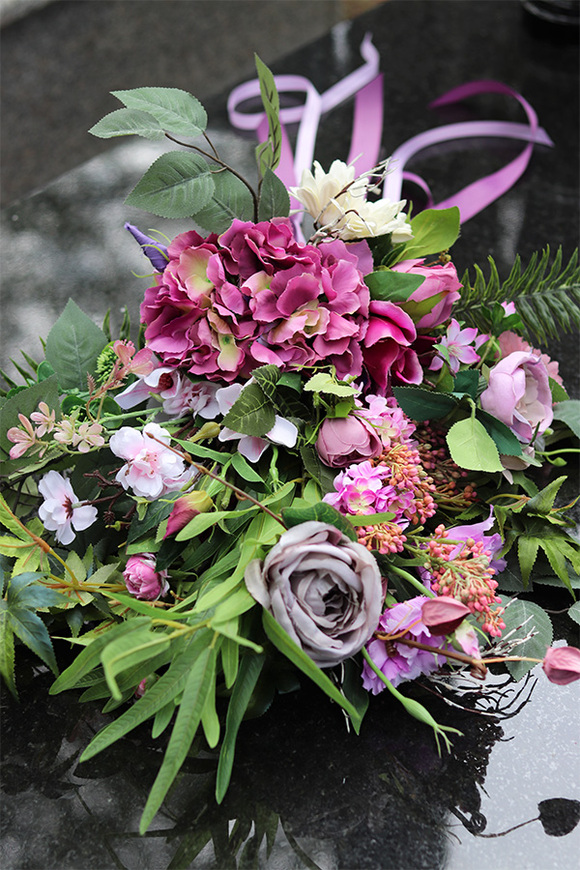 Ledata, bukiet nagrobny z fioletowych kwiatów