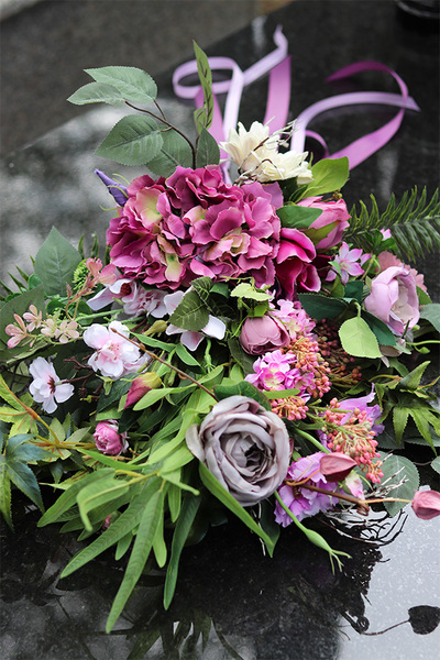 Ledata, bukiet nagrobny z fioletowych kwiatów