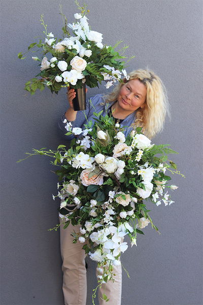 Rozalia White, biały bukiet nagrobny we wkładzie