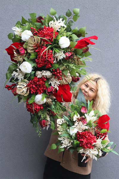 Dorotea, wiązanka nagrobna z hortensją i monsterą