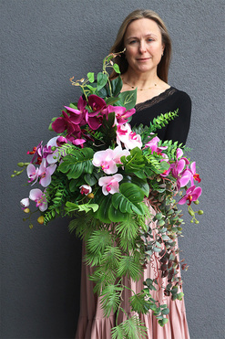 Greta, kwiatowa kompozycja w czarnej donicy, wys.85cm  