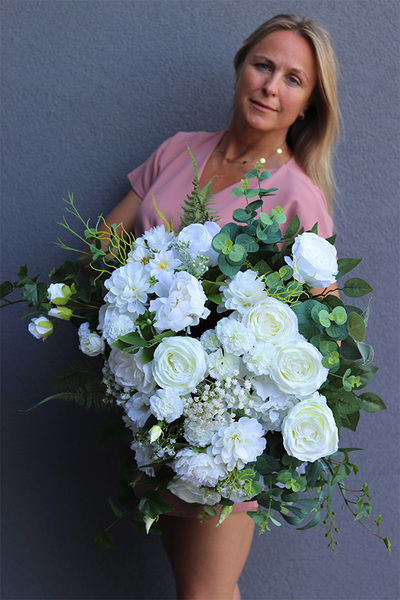 Malano Roses, kompozycja nagrobna w czarnym naczyniu