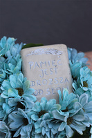 Light Blue Heaven, dekoracja nagrobna na plastrze drewna