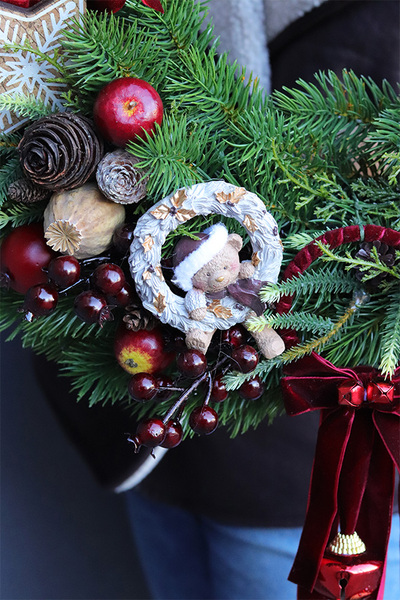 Bordove Love, świąteczny wianek na drzwi