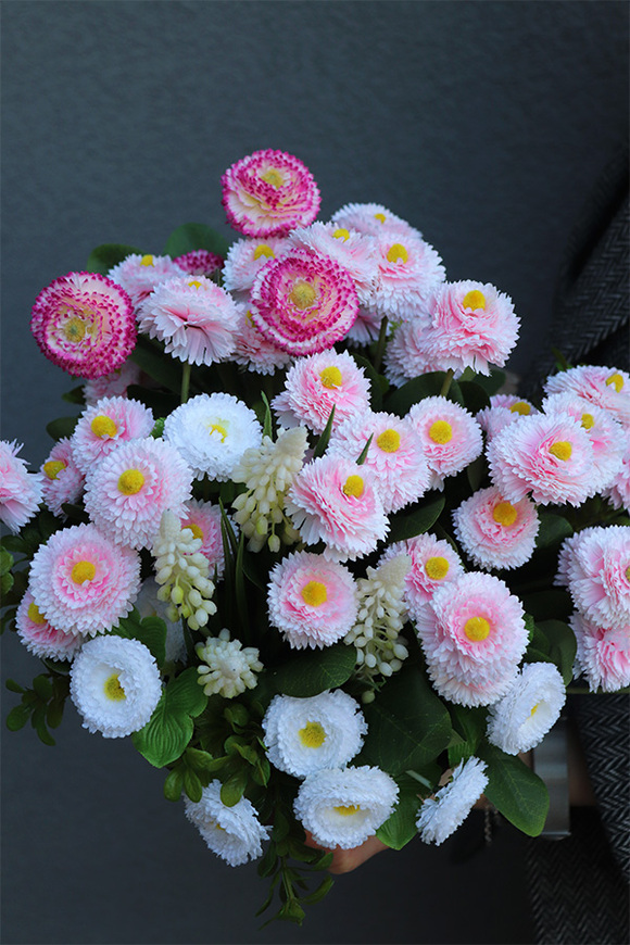 Stokroteczki, wiosenna kompozycja kwiatowa w koszu