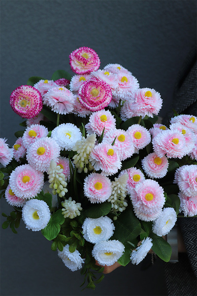 Stokroteczki, wiosenna kompozycja kwiatowa w koszu