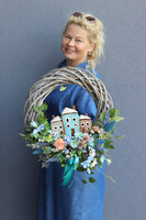 Miasteczko, wianek dekoracyjny z porcelanową figurką