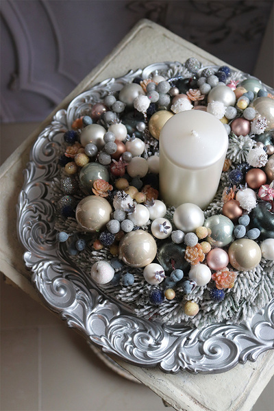 Srebrna Leonisa, stroik ze świecą na talerzu