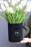 White Tulips 2, flowerbox z gumowymi tulipanami