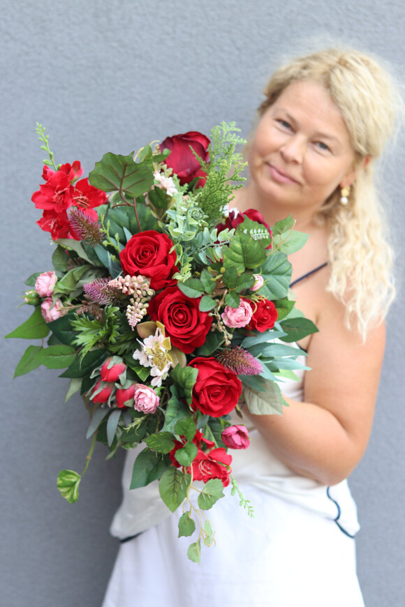 Luiza Finesse, nagrobna wiązanka na plastrze drewna