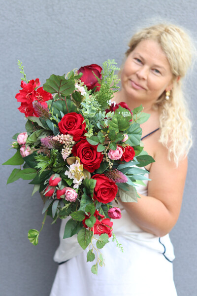 Luiza Finesse, nagrobna wiązanka na plastrze drewna