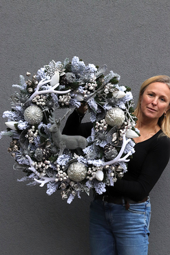 Srebrna Zima 2, biało-srebrny świąteczny wianek z reniferem, śr.70cm