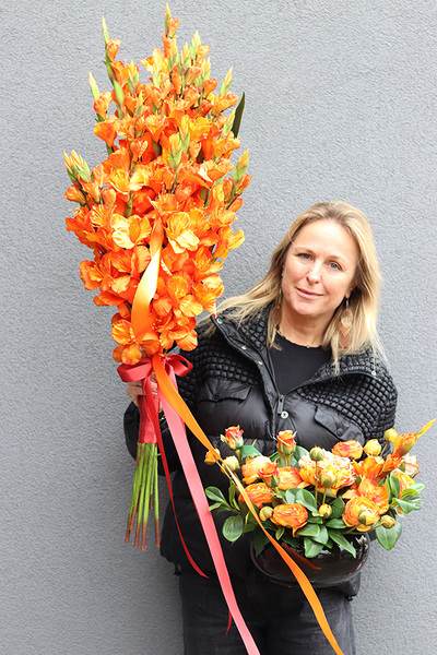 Fireland, pomarańczowa kompozycja nagrobna w naczyniu