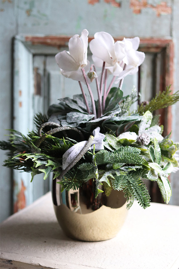 Zimowe Dekory, sztuczny cyklamen w złotym naczyniu, wys.35cm 