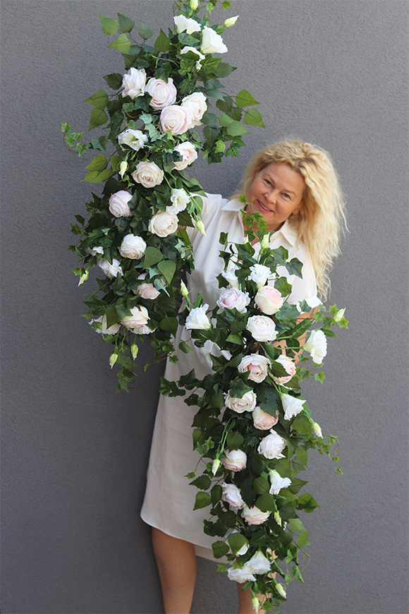 Elice Agnes, biała dekoracyjna girlanda