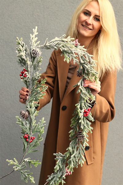 Mroźny Dzień, zimowa girlanda z czerwonymi owocami